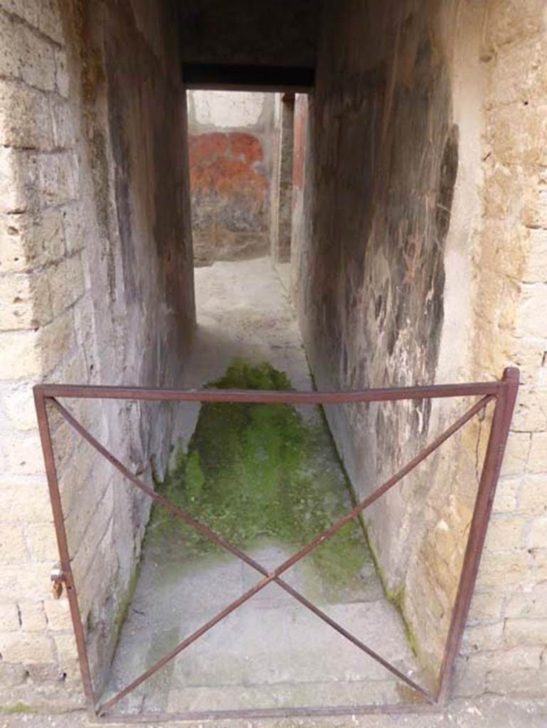 V 7, Herculaneum, October 2014. Doorway leading to internal courtyard. Photo courtesy of Michael Binns.